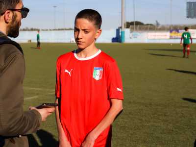 Il suo coetaneo Gioele, in rosso, sta aspettando di entrare sul rettangolo di gioco. �Grazie a questa opportunit� mi sto confrontando con compagni che mi spingono a dare sempre il massimo. Spero un giorno di diventare bravo come il mio idolo Gareth Bale�.